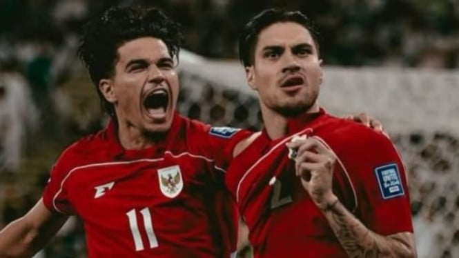 Pemain Timnas Kevin Diks (kanan) dan Ragnar Oratmangoen