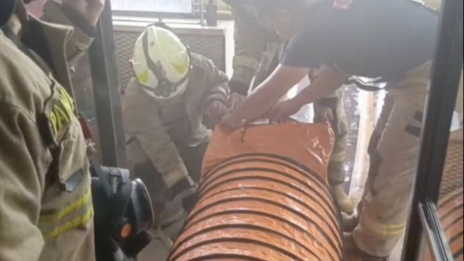 Petugas Gulkarmat berupaya memadamkan kebakaran di Solaria