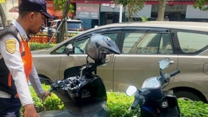 Petugas berlakukan cabut pentil pemotor bandel di Glodok Jakbar.