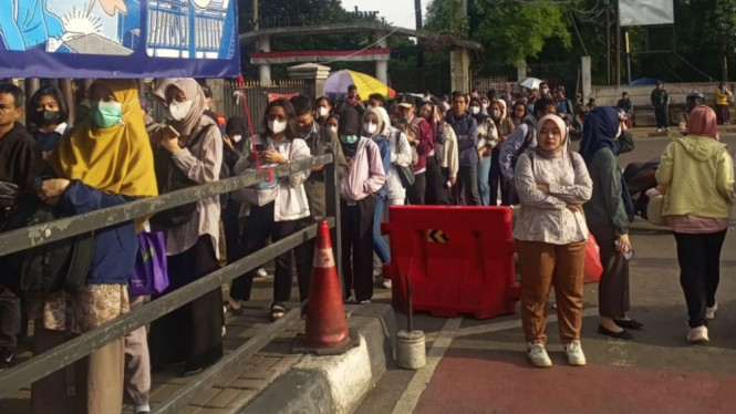 Kepadatan penumpang Transjakarta di halte NBRT Cibubur Junction.