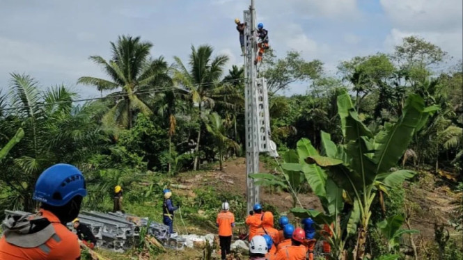 Pekerja PLN percepat tower darurat untuk pemulihan listrik di Aceh
