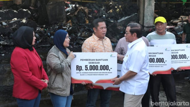 Pramono beri bantuan ke korban kebakaran Pasar Kramat Jati