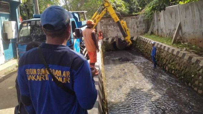 Pengerukan saluran penghubung (Phb) Susukan dan Rambutan.