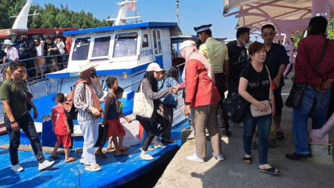 Wisatawan ke Kepulauan Seribu saat liburan Imlek.