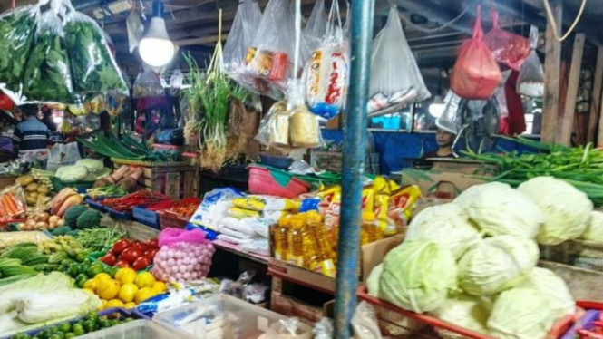 Komoditas sayuran dan bumbu dapur di Pasar Tomang Barat, Jakbar.