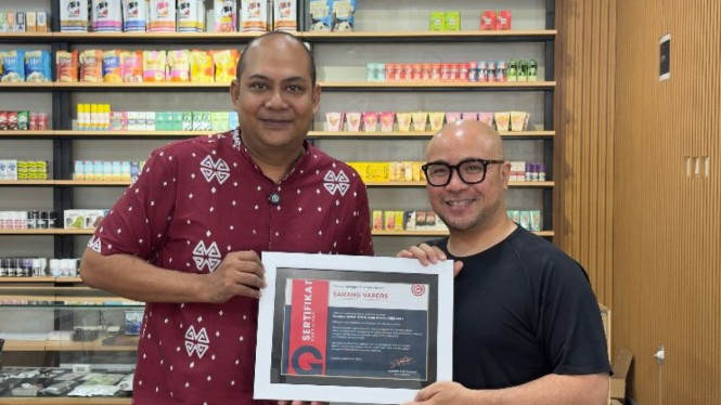 Ketua GEBRAK Garindra Kartasasmita (kiri) dan pemilik Sarang Vapers