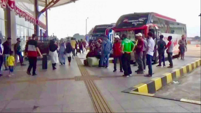 Bus angkut pemudik di Terminal Pulo Gebang