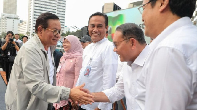 Gubernur DKI Jakarta Pramono Anung (kiri).