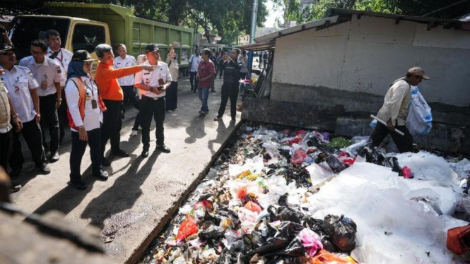 Area lahan yang dijadikan TPS liar di Rusun Angke, Tambora.