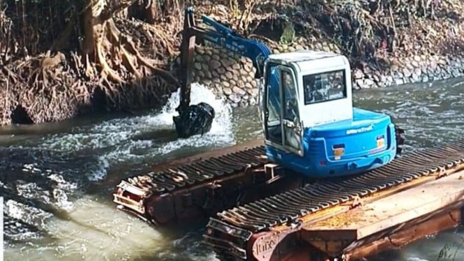 Pengerukan Kali Krukut serta selokan, Jalan Bendungan Udik, Setiabudi
