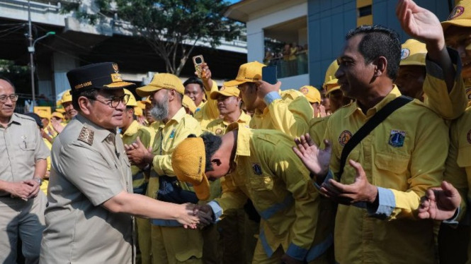 Gubernur DKI Pramono Anung dan pasukan kuning Bina Marga.