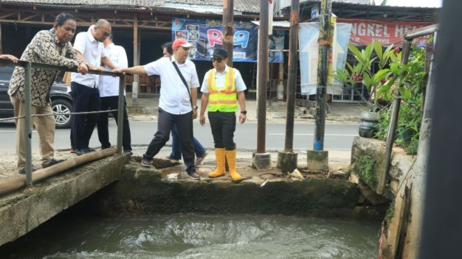 Wakil Wali Kota Tangsel Pilar Saga Ichsan cek titik-titik terdampak banjir.