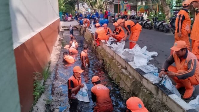 Operasi Senyap Cegah Banjir di Jelambar: 1.000 Karung Lumpur Diangkat dari Saluran PHB