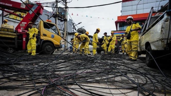 Jakarta Barat lakukan penertiban kabel semrawut di Pegadungan Kalideres