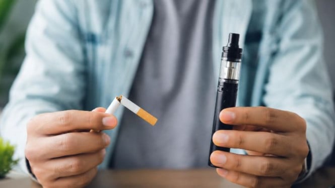 Ilustrasi rokok dan rokok elektrik.