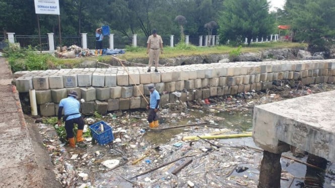 Petugas Kepulauan Seribu angkut sampah di Dermaga Pulau Lancang, Kepulauan Seribu,