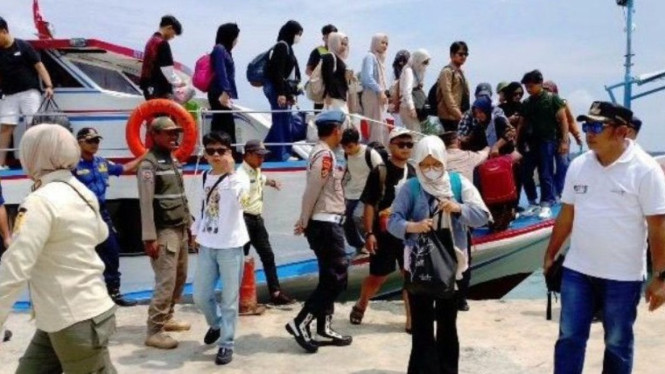 Wisatawan tiba ke dermaga Pulau Harapan, Kepulauan Seribu saat long weekend.
