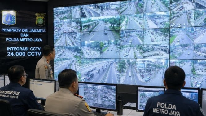 Pemprov DKI Jakarta bersama Polda Metro Jaya mulai mengintegrasikan sekitar 24.000 kamera pengawas atau CCTV ke dalam satu sistem.