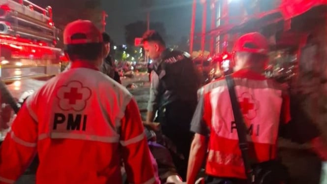 Petugas PMI banti korban kebakaran di kawasan Pasar Jiung, Kemayoran, Jakarta Pusat.