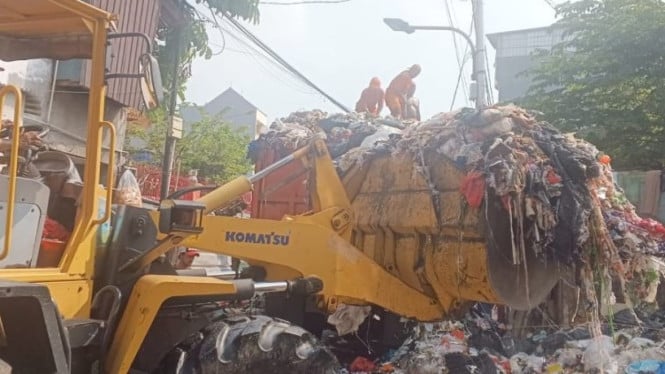 Gerebek sampah besar-besaran, 60 ton sampah diangkut dari Duri Utara, Jakarta Barat.