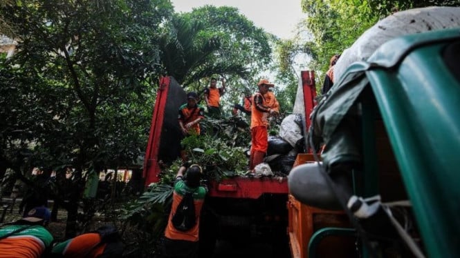230 pasukan gabungan turun tangan, kawasan bank sampah Cengkareng disulap lebih bersih.