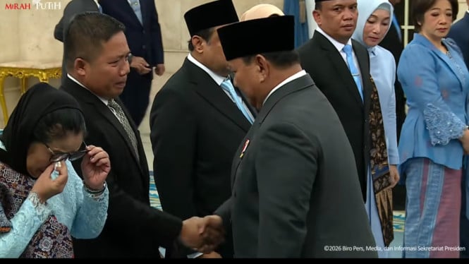 Nanik S. Deyang Mengusap Air Mata Usai Dilantik jadi Kepala BGN