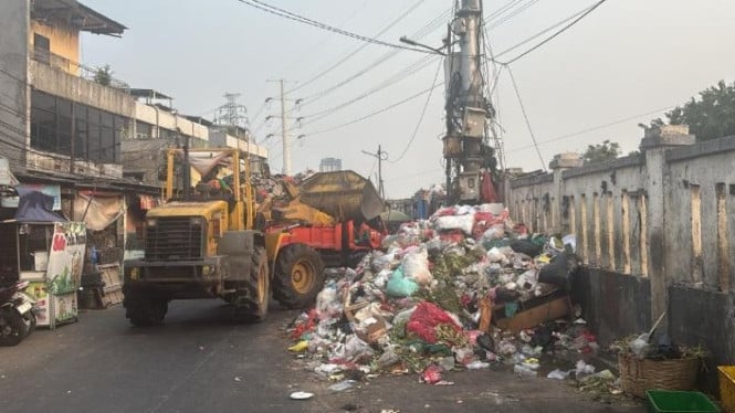 Sampah menggunung picu kemacetan, Pemkot Jakbar targetkan area Pesing Koneng zero sampah.
