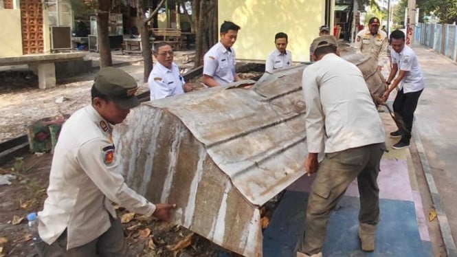 Petugas gabungan menertibkan kapal-kapal warga yang ditempatkan tak sesuai lokasi yang telah ditentukan.