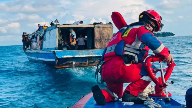 Kapal Motor (KM) Sumber Makmur itu mengalami kendala saat berlayar di perairan Pulau Panggang, Kepulauan Seribu Utara.