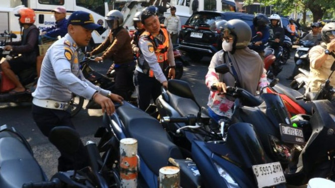Petugas gabungan praktik parkir liar yang kerap mengganggu ketertiban lalu lintas di Jakarta Barat.