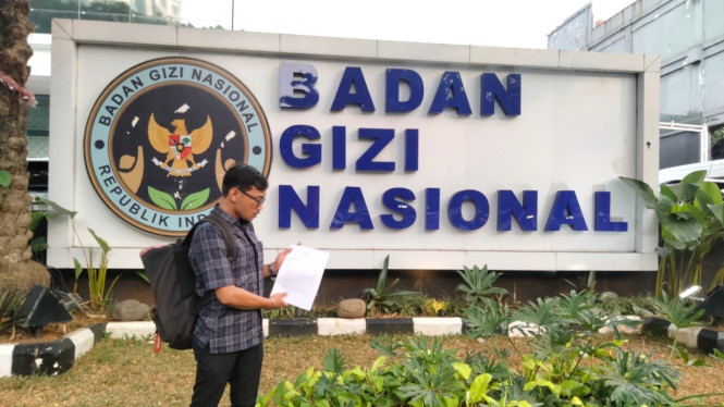 Kuasa Hukum PR-BGN, Aldi Dwi Putra di depan kantor Badan Gizi Nasional (BGN)