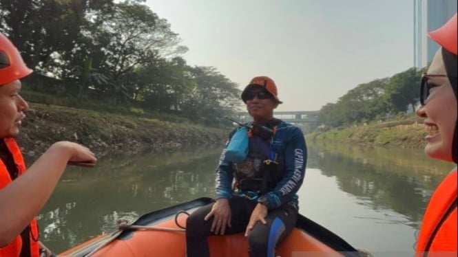 Seorang pengunjung sedang berbincang dengan salah satu relawan dari Khatulistiwa Rescue Tim saat mengikuti kegiatan ‘Ciliwung River Adventure’