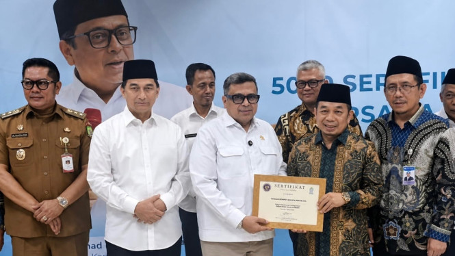 Penyerahan lima ribu sertifikat halal kepada pelaku Usaha Mikro, Kecil, dan Menengah (UMKM) di Kota Tangerang, Banten