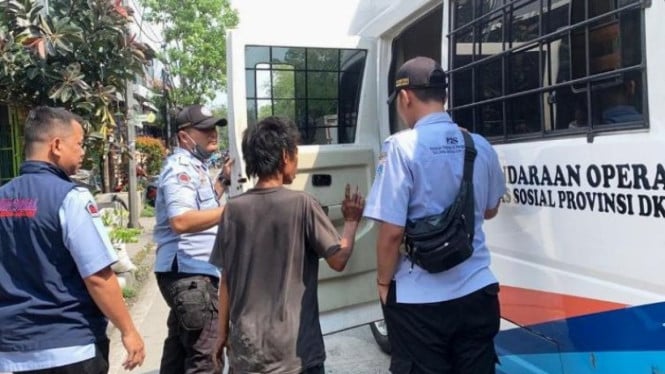 Petugas Jakarta Barat amankan PMKS.