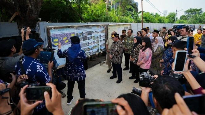 Gubernur DKI Jakarta Pramono Anung mengecek pembangunan tanggul dan jalan inspeksi Kali Grogol Segmen Kemanggisan.