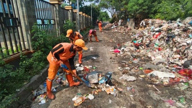 Cakung Barat Jakarta Timur tutup 8 TPS liar dan siapkan penjagaan 24 Jam