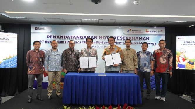 MOU kerja sama pengembangan PLTS antara PNRE dan PTBA