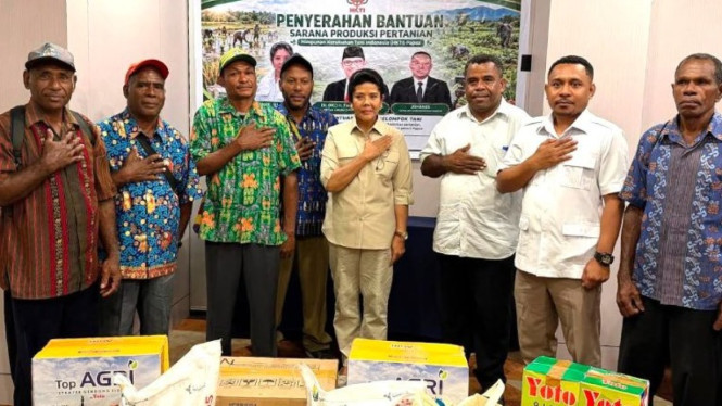 Ketua HKTI Provinsi Papua, Yanni menyerahkan bantuan sarana produksi pertanian kepada kelompok tani di Kabupaten Biak Numfor.