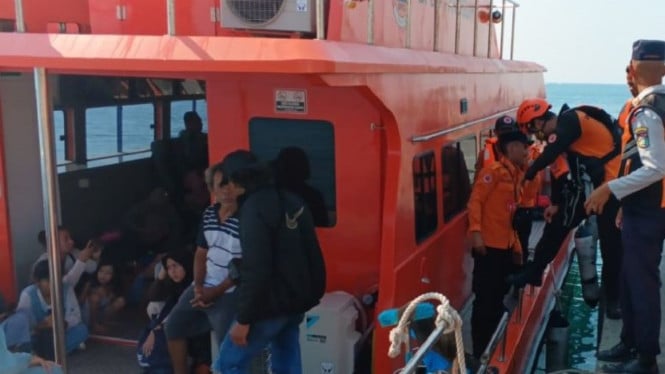 150 penumpang Kapal Motor (KM) Makmur Jaya berhasil dievakuasi dengan selamat di Pulau Pari, Kepulauan Seribu.