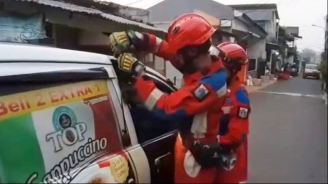 Sudin Gulkarmat Jakarta Timur mengevakuasi sebuah mobil yang terkunci dari dalam di Kelurahan Susukan, Ciracas