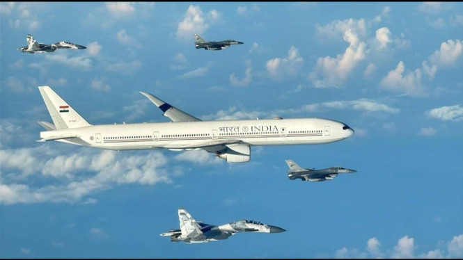 F-16 dan Sukhoi Kawal Pesawat PM India di wilayah Udara Indonesia