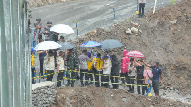Kaposwil Satgas PRR Aceh Safrizal mendampingi Mendagri Tito Karnavian di Tajuk Enang-Enang.