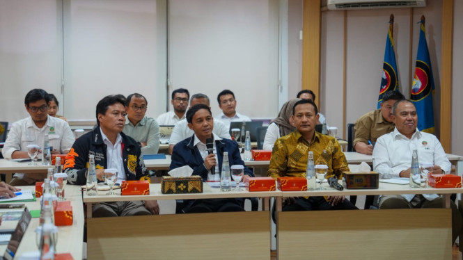 Menhut RI Raja Juli Antoni dalam rapat bersama jajaran Ditjen Gakkum Kementerian Kehutanan di Kantor Kementerian Kehutanan.