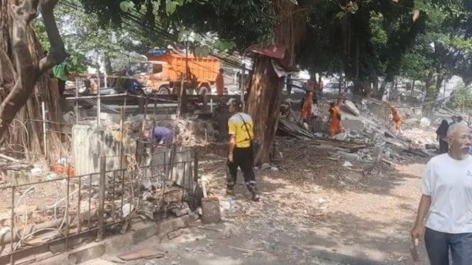 Pemerintah Kecamatan Makasar Jaktim mulai menata kawasan di sekitar Lokasi Binaan (Lokbin) Pasar Embrio.