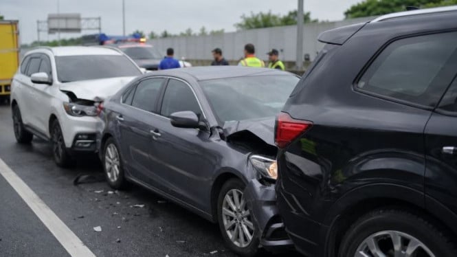 Ilustrasi tabrakan beruntun di jalan tol.