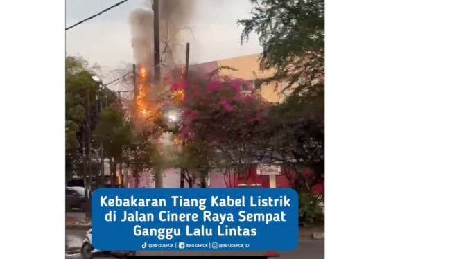 Tiang Listrik Terbakar di Jalan Cinere Raya