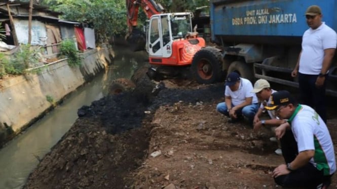 Saluran Air Nyaris Tertutup 90 Persen, 500 Personel Dikerahkan Cegah Banjir Jaksel