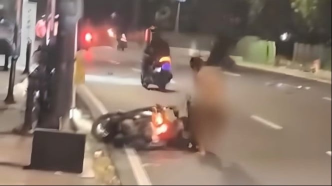 Tangkapan layar seorang pria tanpa busana di Jalan Raya Lenteng Agung, Jagakarsa, Jakarta Selatan.