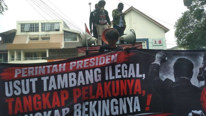 Massa menggelar aksi di depan Gedung Kejaksaan Agung, Rabu (19/8/2026)
