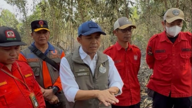 Menhut Raja Antoni meninjau langsung penanganan kebakaran hutan dan lahan di Kabupaten Banjar, Kalimantan Selatan